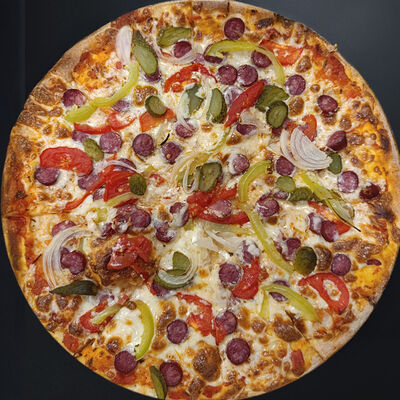 Охотничьяв Пицца vs Роллы по цене 900 ₽