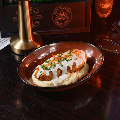 Рулет из цыпленка с пюре и соусом блю-чиз в Ирландский паб Тринити по цене 690 ₽