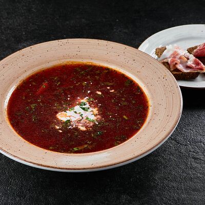Русский борщ с чесночной гренкой из ржаного хлеба в Sofa&par по цене 290 ₽