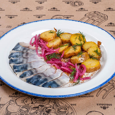 Слабосоленая скумбрия с мини картофелем в Braubauer по цене 440 ₽