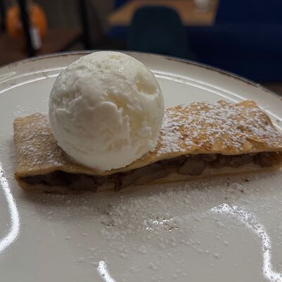 Яблочный штрудель с мороженымв Корица по цене 385 ₽