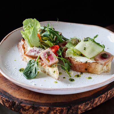 Брускетта с тунцом, творожным сыром и соусом от шефа в Настойчивость по цене 450 ₽