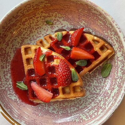 Венские вафли со свежей клубникой и клубничным соусом в Блеск по цене 250