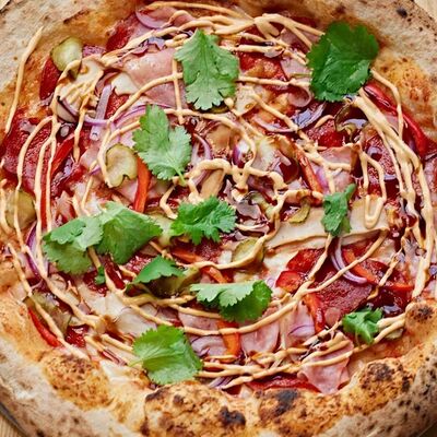 Пицца цыпленок/ветчина/соус мангов Wine Connection по цене 690 ₽