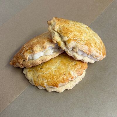 Сочник с творогомв Пирожковая по цене 100 ₽