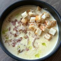 Сырный крем-суп с беконом и гренками в О2 Lounge cafe