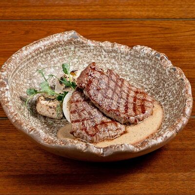 Медальоны из говядины с мини-картофелем и перечно-сливочным соусомв The 312 по цене 1650 ₽