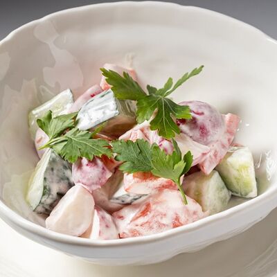 Салат овощной со сметанойв Тирольские пироги по цене 450 ₽