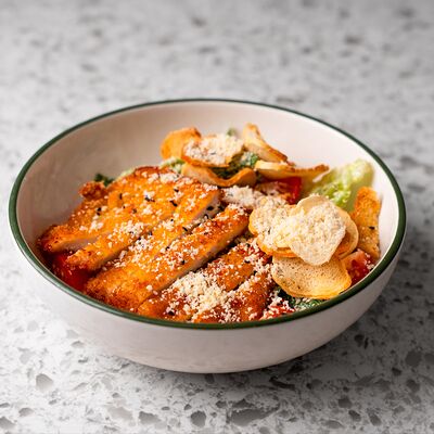 Цезарь с куриным шницелем в Cream Soda по цене 600 ₽