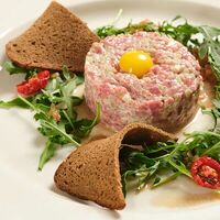 Тартар из говядины с рукколой и соусом шалот в Four