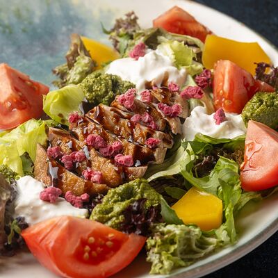 Салат с утиным Магре в Oliva по цене 890 ₽