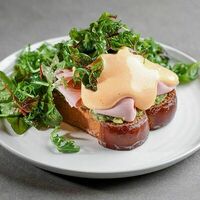 Бриошь с гуакамоле и мортаделлой в 321 Club by Novikov