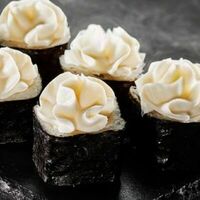Классический ролл с лососем и сыром в Sanmorino