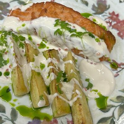 Жареное филе красной рыбы с дольками цукини и икорным соусом в ПолзуновЪ по цене 1350 ₽