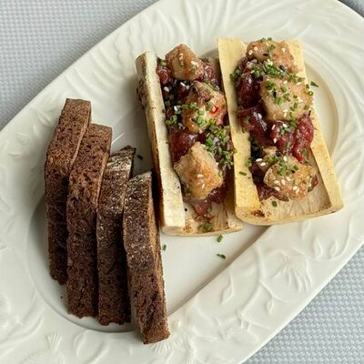 Тартар из мраморной говядины с костным мозгом в Le grill по цене 800 ₽