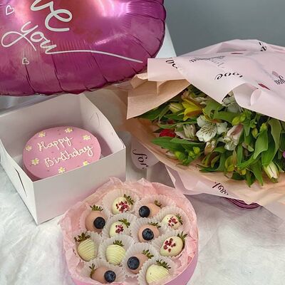 Бенто-торт Happy birthday, клубника в шоколаде, альстромерии и шарик на палочке в Cosmo Сakery по цене 5430 ₽