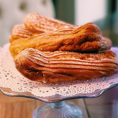 Заварное пирожное с белковым кремом в Кондитерская Эклер по цене 165 ₽