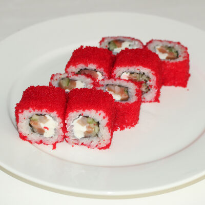 Ролл Калифорния с копченым лососем и сливочным сыром в Гиро-пицца по цене 380 ₽