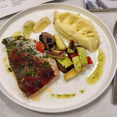 Филе дорадо, томленное в Просекко, с овощами и соусом Лугано в Чикетти по цене 1200 ₽