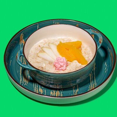 Овсяная каша с черносливом и кедровыми орешками в Kiss по цене 245