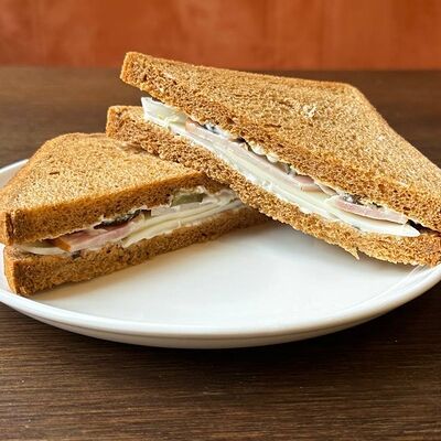  Сэндвич с карбонадом и маринованным огурчиком в Особенный Наполеон по цене 240 ₽