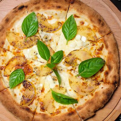 Пицца Груша Гаргонзола в Капуцин Кирова по цене 740 ₽