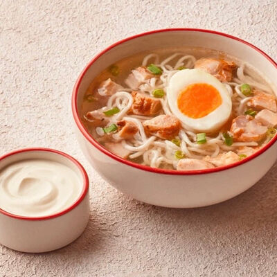 Куриный бульон с домашней лапшой и яйцом в Хачапури выпечка и вино по цене 390 ₽