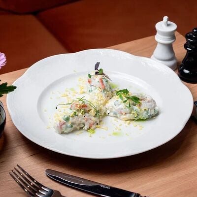 Оливье Русская классика с крабом в Болконский по цене 1045 ₽