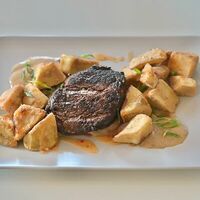Стейк с баклажанами и перечным соусом в Bucho