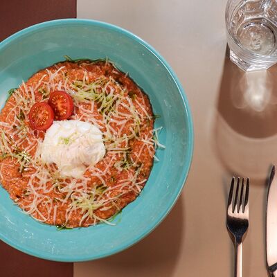 Овсяная каша с томатами и яйцом пашотв Coffee Cake по цене 370 ₽