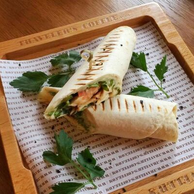 Ролл с цыплёнком в Тревеллерс кофе по цене 419 ₽