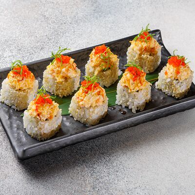 Запеченный ролл с креветкой, снежным крабом и такуаном в Benshi по цене 650 ₽
