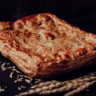 Пирог слоеный ветчина-сыр прямо из печки в Хлеборезов по цене 1950 ₽