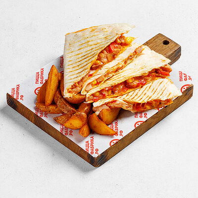 Кесадилья с курицей в ПиццаФабрика по цене 545 ₽