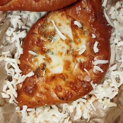 Хачапури по-аджарски с сыромв Pahlava по цене 140 ₽
