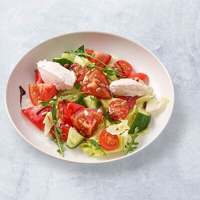 Овощной салат с кремом из феты в Vaffel по цене 550 ₽