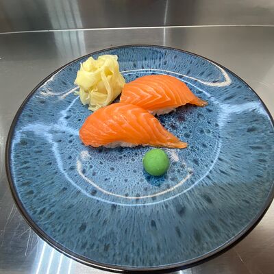 Суши с лососем в Hiro суши-бар по цене 310 ₽