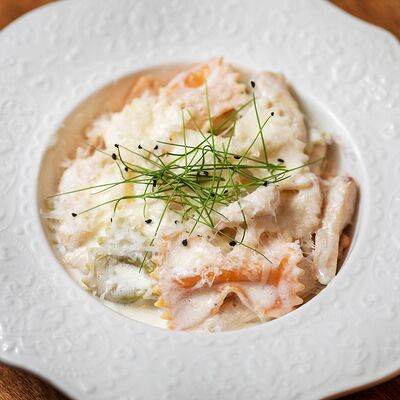 Цветные макарошки с курицей в сливочном соусе в Cook cafeshop по цене 450 ₽