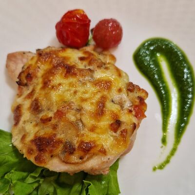 Фаршированная курочка с овощами с соусом песто в Puri по цене 650 ₽