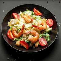 Салат Цезарь с тигровыми креветками в Mesto Sushi & Grill