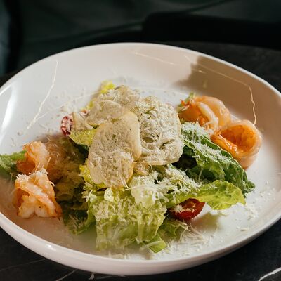 Салат Цезарь с креветками в URBAN Lounge по цене 750 ₽