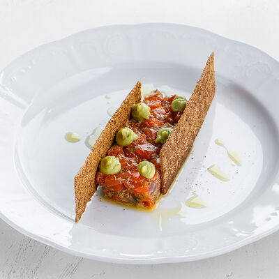 Тартар из форели с муссом из авокадо в Волга-Волга по цене 990 ₽