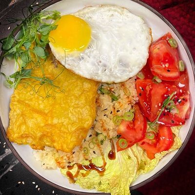 Жареный рис с белой рыбой в Kirova street по цене 440 ₽