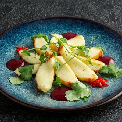 Жареный сыр халуми с малиново-мятным соусом в Jager restopub по цене 470 ₽