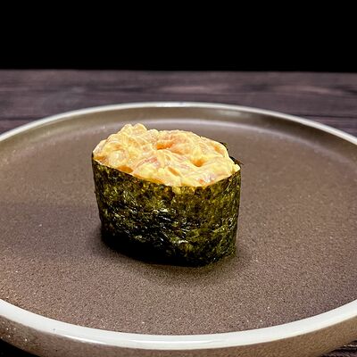 Гункан с лососем в Hatimaki по цене 219 ₽