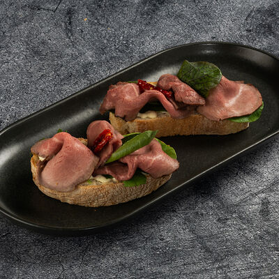 Брускетта с ростбифом в BeerLogovo по цене 490 ₽