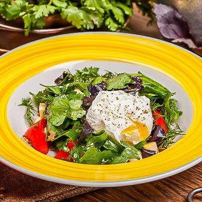 Овощной салат с имеретинским сыром в Пряности & Радости на Московском по цене 410 ₽