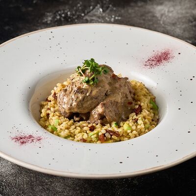 Щечки говяжьи с булгуром и соусом джус в Арт по цене 990 ₽