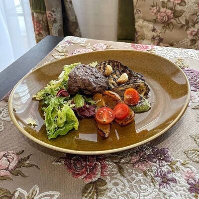 Стейк из говядины с печеными овощами в Роза ветров по цене 1550 ₽