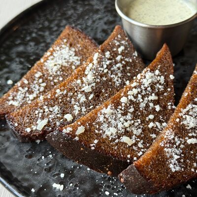 Гренки чесночные с пармезаном в Mozza Pizza по цене 350 ₽